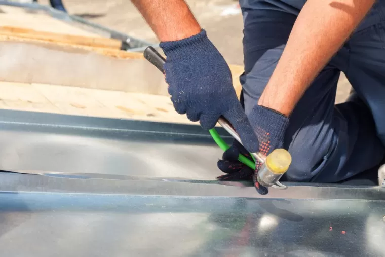 Bardage métallique isolé toiture résistant au vent, Coutras, DESJARDINS Construction Métallique