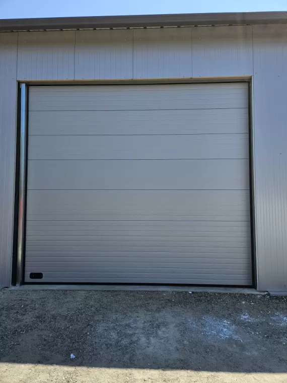 Installation de porte sectionnelle à Lamballe , Coutras, DESJARDINS Construction Métallique