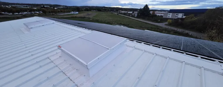 installation de skydome sur une toiture pour un bâtiment pour l'aérodrome d'Andrézieux Bouthéon , proximité de Coutras, DESJARDINS Construction Métallique