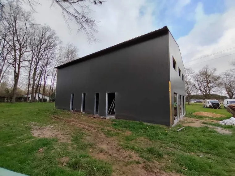 Bardage métallique composite à Périgueux : moderniser la façade de votre local, proximité de Libourne, DESJARDINS Construction Métallique