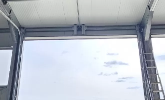Installation de porte sectionnelle à Lamballe , Coutras, DESJARDINS Construction Métallique