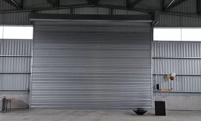 Pose d’un rideau métallique dimension 8x6m en Bretagne , proximité de Coutras, DESJARDINS Construction Métallique